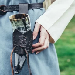 Leonardo Carbone Drikkehornsholder Triquetra, Mørkebrun -Svaerd Salg drikkehornsholder triquetra morkebrun 2