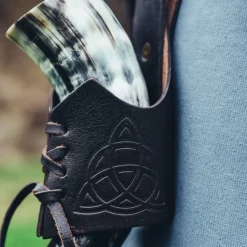 Leonardo Carbone Drikkehornsholder Triquetra, Mørkebrun